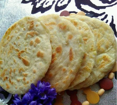 手工制作美味油饼芝麻饼（传统口味，健康美食，学会制作就离美食大师更近了）