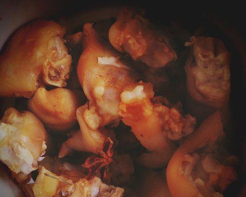 鹰嘴豆炖猪蹄的美味做法（简单易学，家常菜品香味十足）