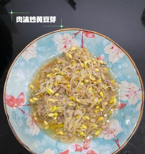 手把手教你用饮料瓶种出绿豆芽（轻松DIY，健康营养）