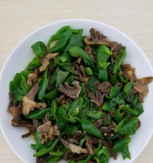 如何制作美味的洋葱炒鸭胗（传统菜肴的制作方法）