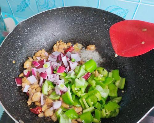 美味可口的洋葱炒鸡丁（传统美食的经典再现，口感鲜美，营养丰富）