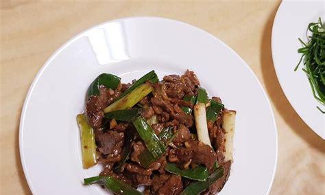 尝鲜美味的洋葱拌牛肉（一款简单易学的美食佳肴）