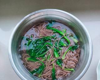 用阳春荞麦面烹饪的美食（健康与美味并存的餐桌享受）