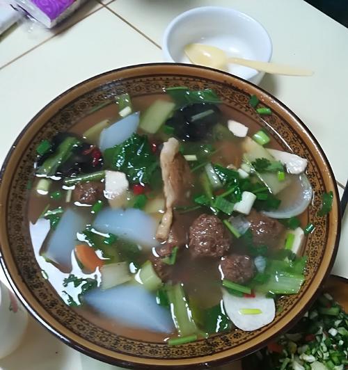 暖身冬日，来一碗羊肉丸子片粉汤（家常美食，味道鲜美，健康营养）