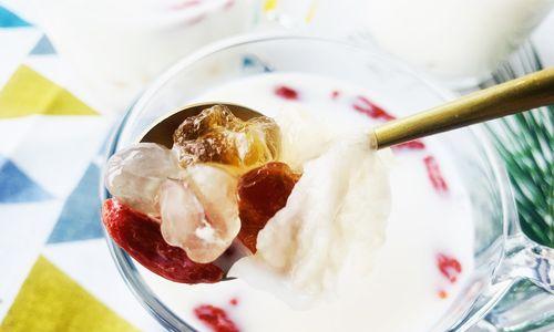 珍馐美味，醇香可口的雪莲子桃胶玫瑰糖水（打造健康美味，味道鲜美的玫瑰糖水，让你爱不释手）