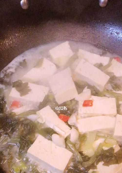 雪里蕻炖豆腐，清爽又营养（学会这道汤菜，让你轻松驾驭夏日美食）