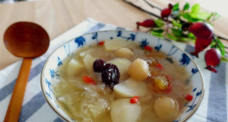 雪梨银耳红枣羹的制作方法（健康美味的秋季食品，营养丰富的好滋味）