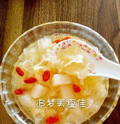 学会做雪耳莲子羹，为你的味蕾带来温暖（家庭制作步骤详解，轻松享受冬日甜点）