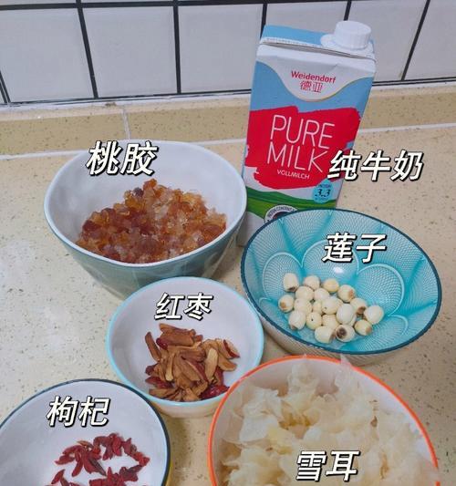 雪耳枸杞煲香梨，清润养颜之佳品（以自然食材为基础，打造清爽滋补的香梨煲汤）