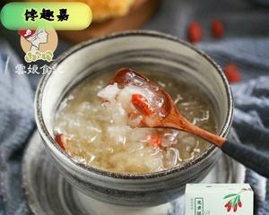 雪耳枸杞煲香梨，清润养颜之佳品（以自然食材为基础，打造清爽滋补的香梨煲汤）