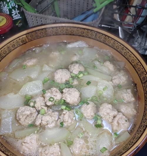 手残党也能轻松做的“袖珍菇豆腐肉丸汤”（用简单食材打造美味，轻松解决一顿好吃的问题）