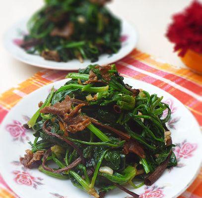 小酱炒菠菜，营养美味又简单（健康蔬菜烹饪，简单易学一道小酱炒菠菜的做法）