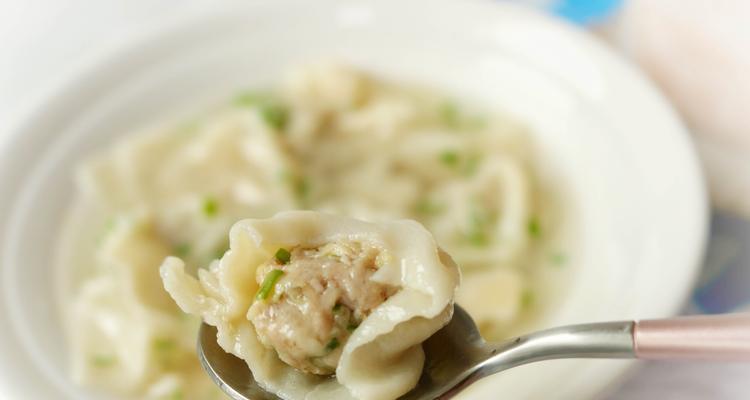 小灰蘑肉馅混沌制作方法（以新鲜小灰蘑为原材料，制作美味可口的肉馅混沌。）