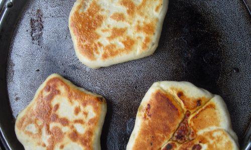 教你制作美味小葱鸡蛋馅饼（以馅料丰富、口感酥脆为特点，让你享受到的美食体验。）