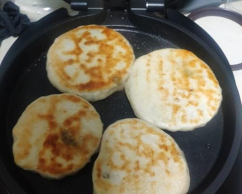 教你制作美味小葱鸡蛋馅饼（以馅料丰富、口感酥脆为特点，让你享受到的美食体验。）