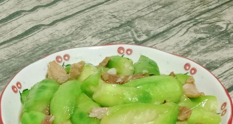 精通小炒丝瓜的烹饪技巧（一道美味、健康的家常菜谱，以及如何选购和切丝瓜）