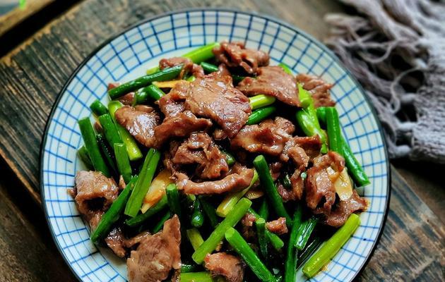 教你制作美味小炒牛肉（口感鲜嫩，香辣可口，家常菜易学易做）