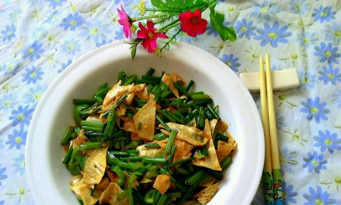 手把手教你做小炒辣味豆腐皮（麻辣口感，健康美味；辣味豆腐皮的做法大公开！）