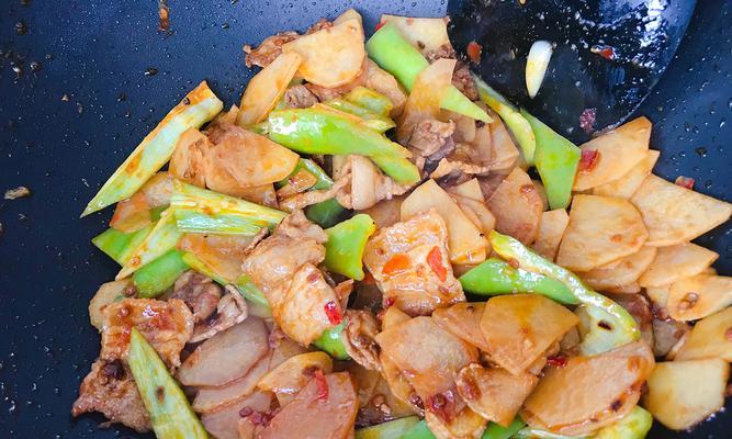 香酥小炒鸡肉丸的制作方法（炒菜香辣，口感细腻，超好吃！）