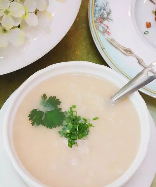 小鲍鱼芋头粥的制作方法（探秘小鲍鱼芋头粥的口感和食材搭配）