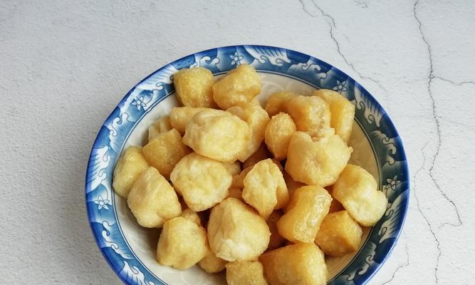 学会如何制作美味的香辣油豆腐（用新鲜的食材，制作健康的家常美食）