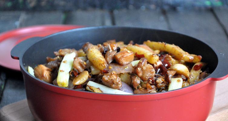 香辣小金豆的制作方法（口感鲜美，香辣诱人的小吃美食）