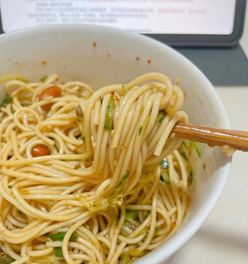 自制香辣凉面，美味又清爽（在家轻松制作的夏日美食）