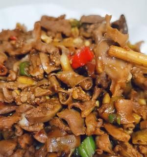 美食之旅——香辣鸡杂大盘（香辣鸡杂大盘的制作及特色）