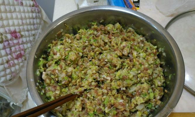 教你制作美味香菇胡萝卜肉饺（家庭美食DIY）