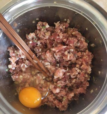 教你制作美味香菇胡萝卜肉饺（家庭美食DIY）