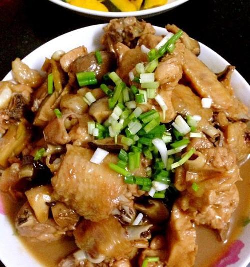 香菇冬瓜炒鸡片的做法（学习制作一道营养又美味的中餐佳肴）