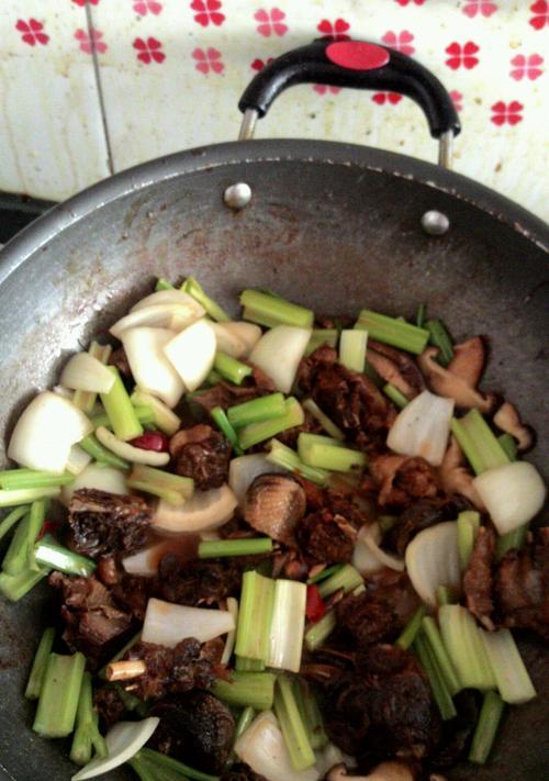 香菇炒香芹，美味健康的素菜佳肴（健康）