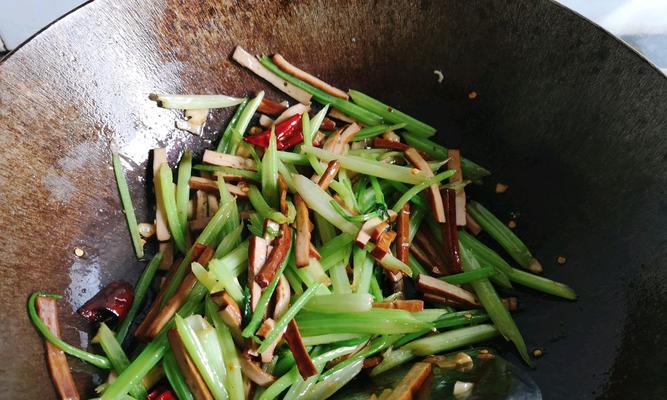 五花肉爆炒香干西芹，味道（让你的餐桌多一份清香）