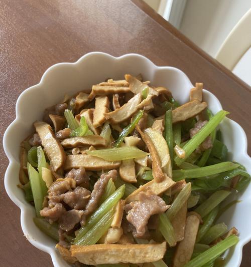 手把手教你做美味香干肉丝面（以家常做法呈现美食盛宴）