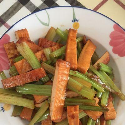 清爽美味，香干炒芹菜做法大揭秘（美食家必备）