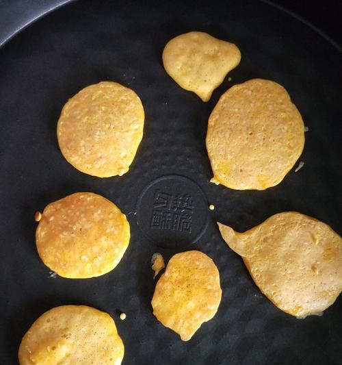 手工制作香脆芝麻饼（传统美食）