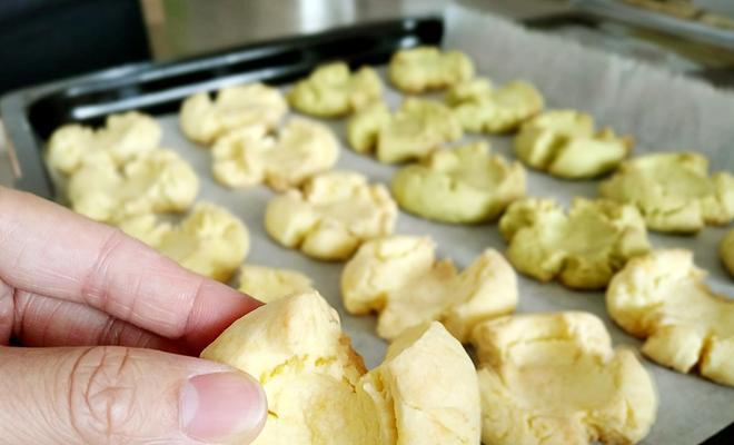 香脆小饼干的制作方法（用简单材料做出美味可口的小饼干）