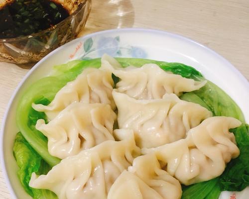 手工制作香葱猪肉水饺（以传统手艺制作美食）