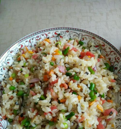 香葱炒饭制作技巧（用新鲜香葱提升口感）