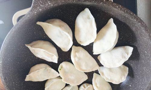 香椿扇贝水煎饺的做法（让你在家也能品尝到餐厅级美食）