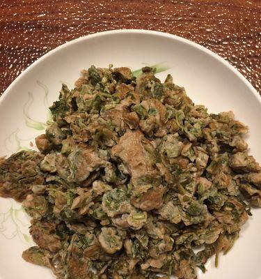 香椿山药炒鸡蛋的美味做法（用新鲜的食材烹制）