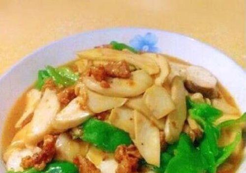 香炒鸡腿菇丝（爽口美味的家常菜）