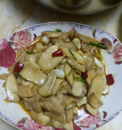 香炒鸡腿菇丝（爽口美味的家常菜）