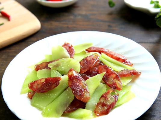 香肠豌豆荚的家常做法（美味可口的下饭小菜）