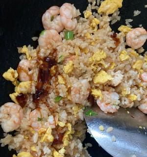 美味可口，虾仁彩椒炒饭的制作方法（独特风味）