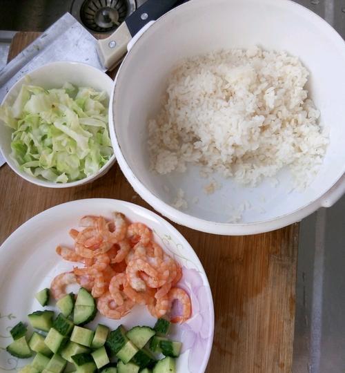 手把手教你制作美味的虾球鸡粒炒饭（家常美食一分钟get）