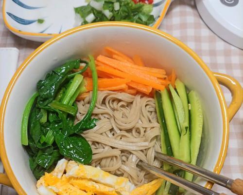 健康美食，营养丰富的西红柿菠菜荞麦面（打造美味健康的素食食谱）