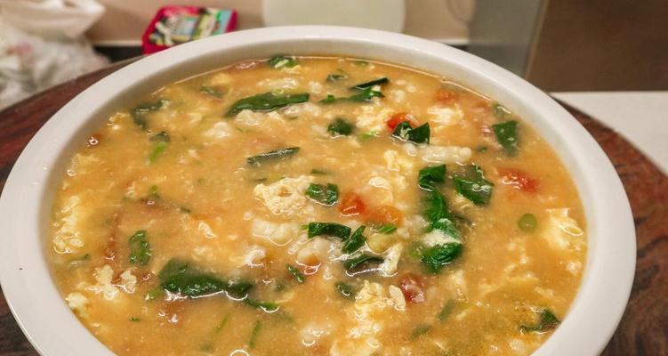 家常疙瘩汤的制作方法（用新鲜西红柿和白菜来制作美味健康的疙瘩汤）