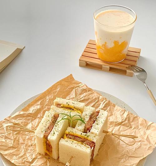 午餐肉三明治的制作方法（简单易学的午餐肉三明治）