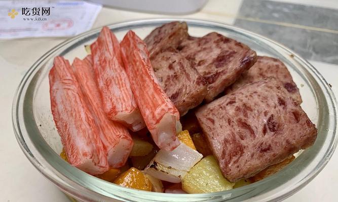 午餐肉烩丝瓜的做法（用午餐肉制作美味丝瓜菜肴）